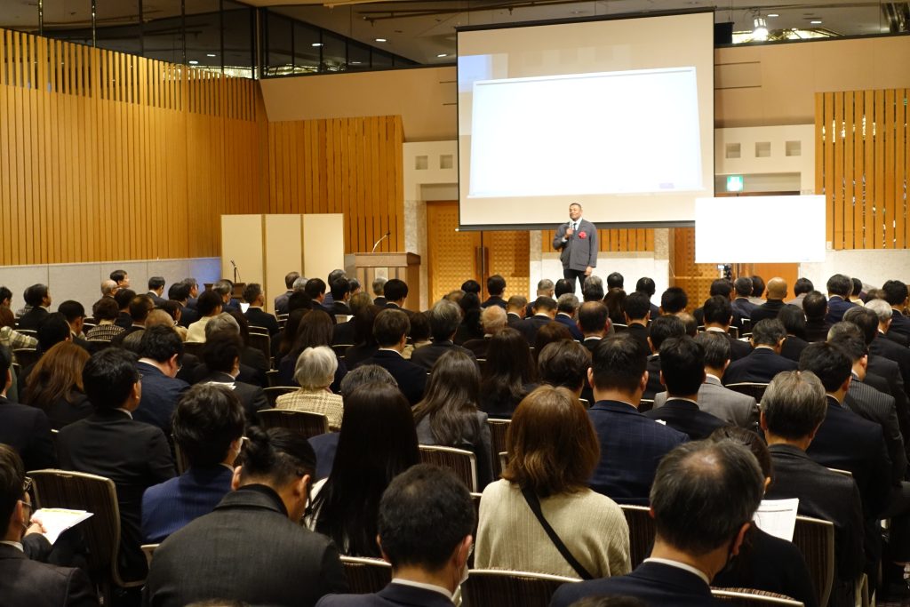 国際理解講演講師にしゃんたが京都の経済界の人々を前にインバウンドのあり方について講演している